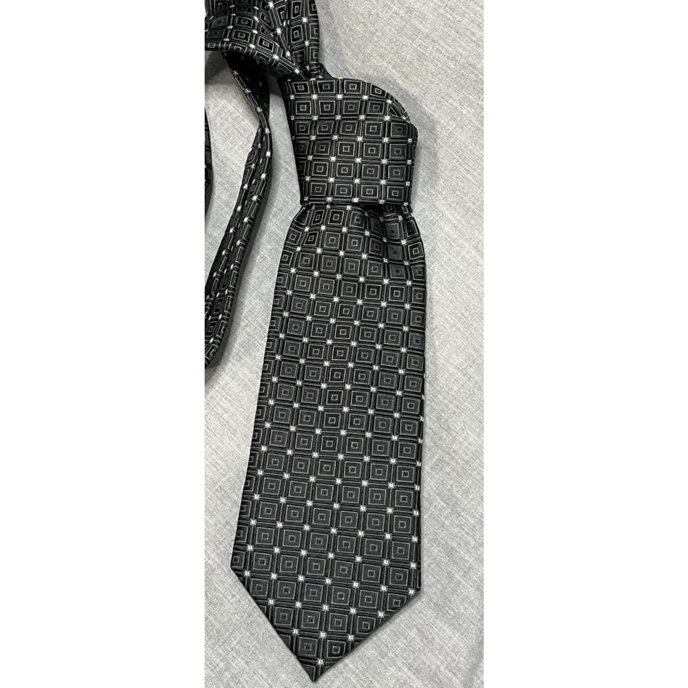 Donald J Trump Signature Collection Geometric Black/White Silk Tie - Picture 2 of 6